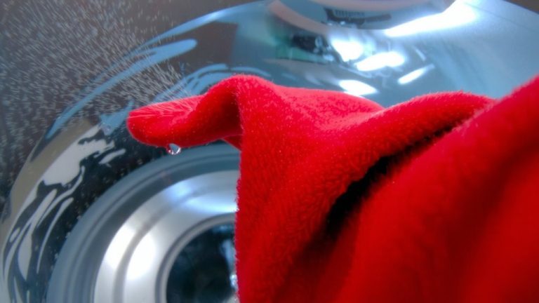 synthetic fabric washing releases microplastics